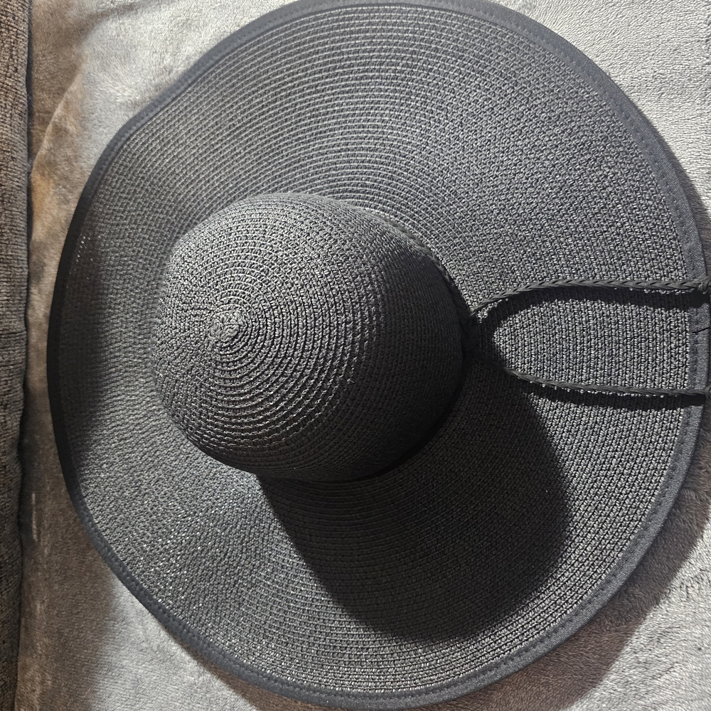 Elegant Black Wide-Brimmed Hat